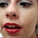 Dica de Maquiagem com Olhos Neutros e Lábios Vermelhos