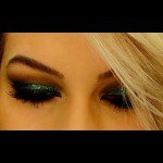 Tutorial de Maquiagem com Glitter Verde e Delineador